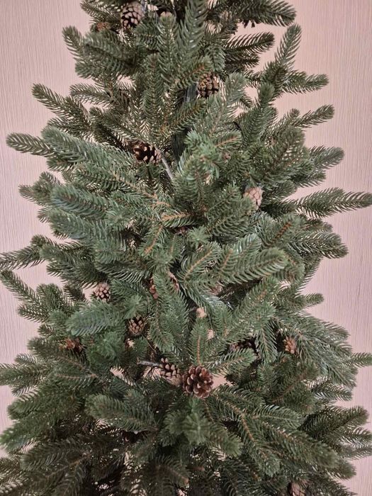 Ялинка лита на дерев'яній підставці.