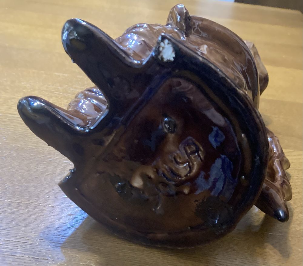 Caneca Antropomórfica em barro vidrado das Caldas assinada