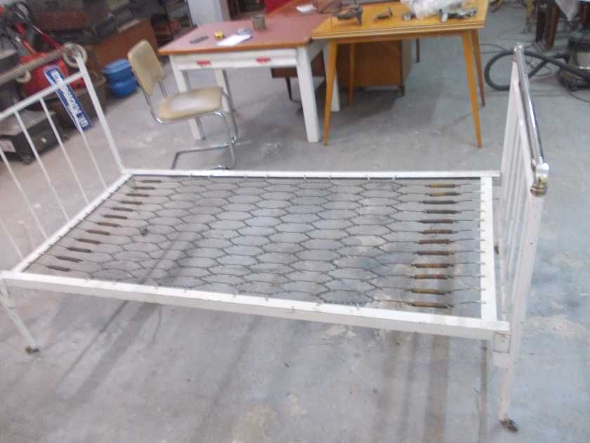 Zabytkowe przedwojenne łóżko metalowe