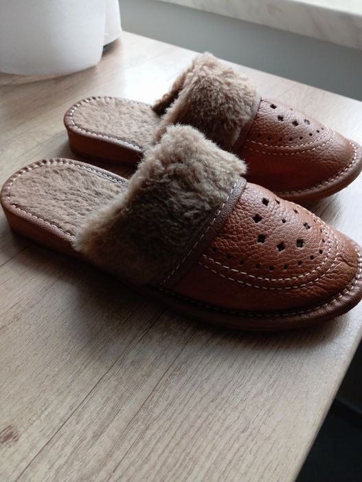 Zimowe ocieplane pantofle skórzane r. 36