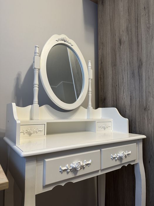 Biała toaletka z szufladami