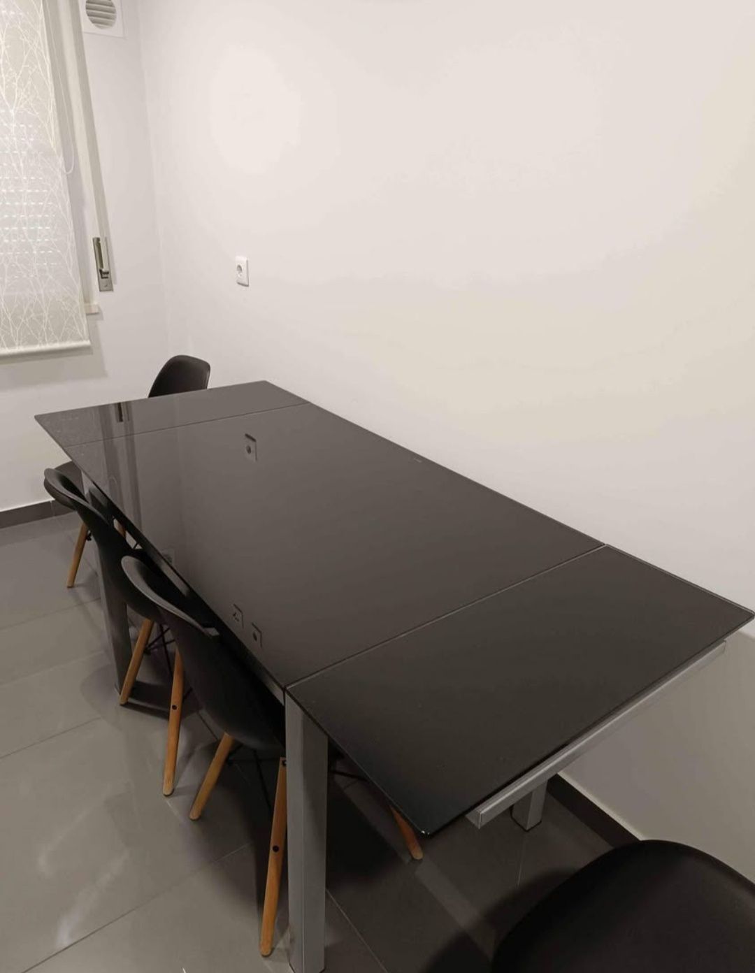 Conjunto de mesa e cadeiras