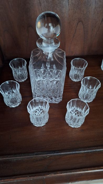 Conjunto de garrafa e 6 copos de licor