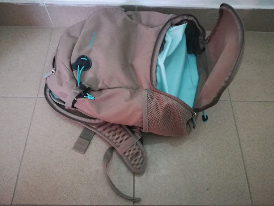 Mochila , mala ou saco para transporte de artigos de bébé da Quechua