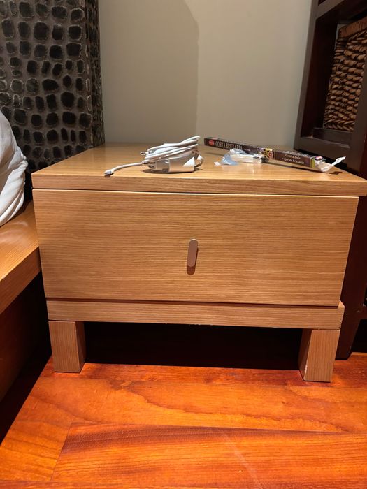 Duas Mesinhas de cabeceira