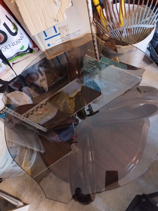 Mesa pequena em madeira com tampo de vidro