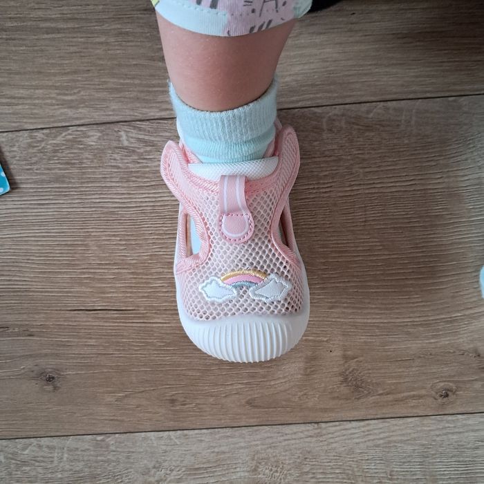 Nowe kapcie/sandały r. 21 do żłobka