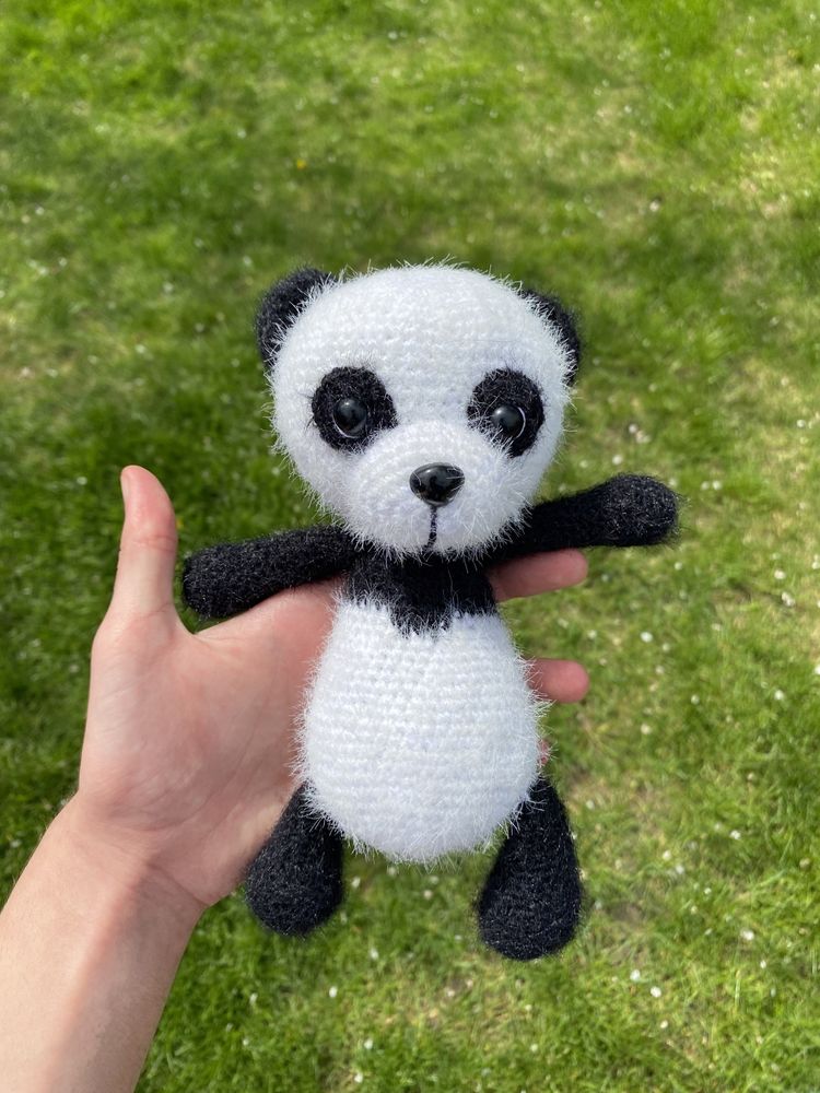 В‘язана пухнаста іграшка панда