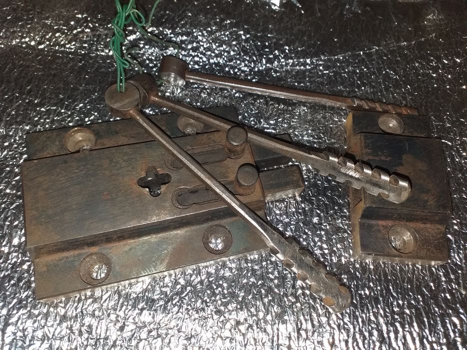 Продам замок на гараж Рейка обратку в металле.