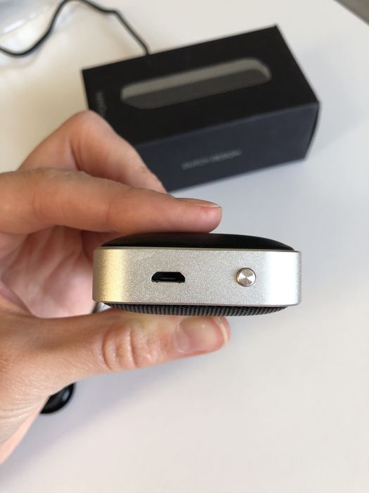 Бездротова колонка з мікрофоном