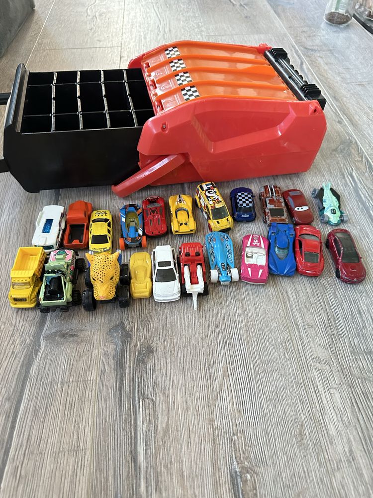Детский кейс- гаражHot Вилсс с горкой и машинками