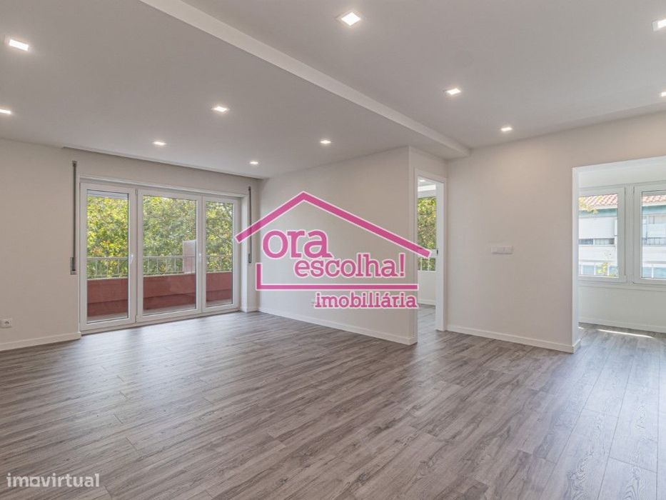 Apartamento T3 com 105 m2 com SUÍTE e varanda REMODELADO em Alcabid...