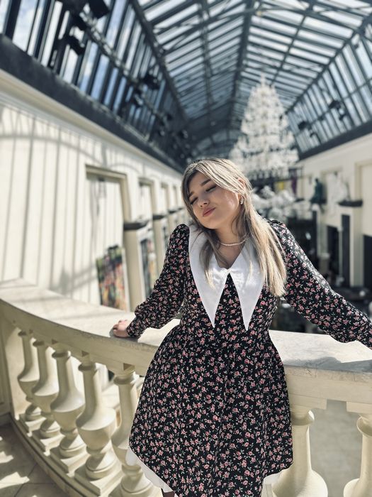 Сукня в квіточки з білим комірцем