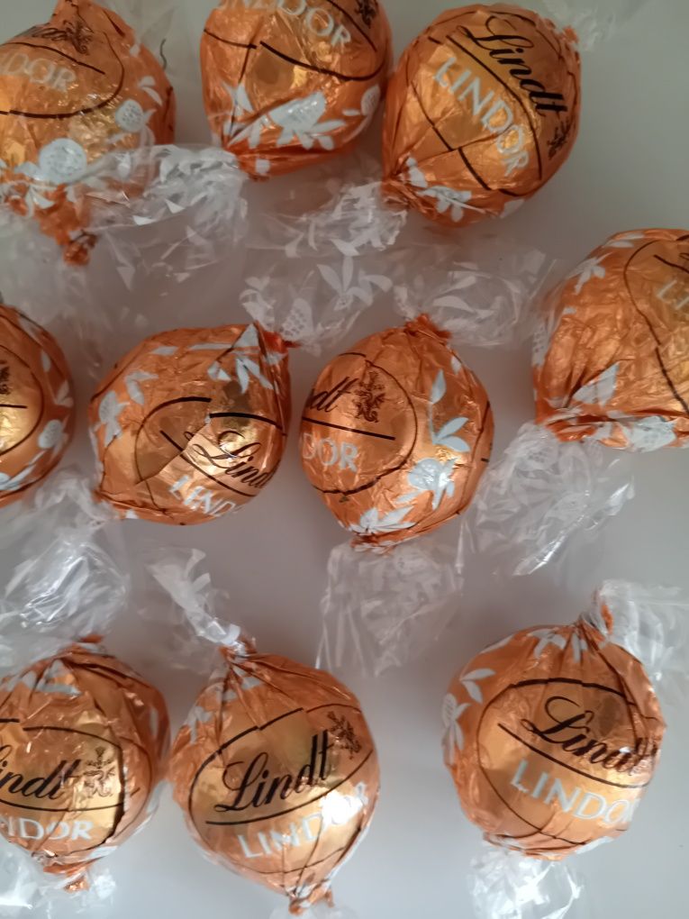 Praliny Lindt Lindor 1 kilogram mleczne biała czekolada.
