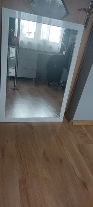 Lustro w białej ramie