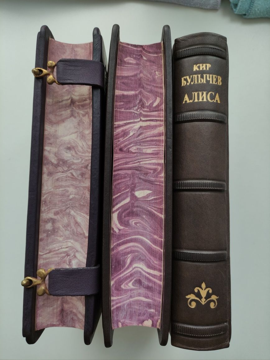 Гиганты фантастики Кир Булычев "Алиса. Девочка из будущего" 2010