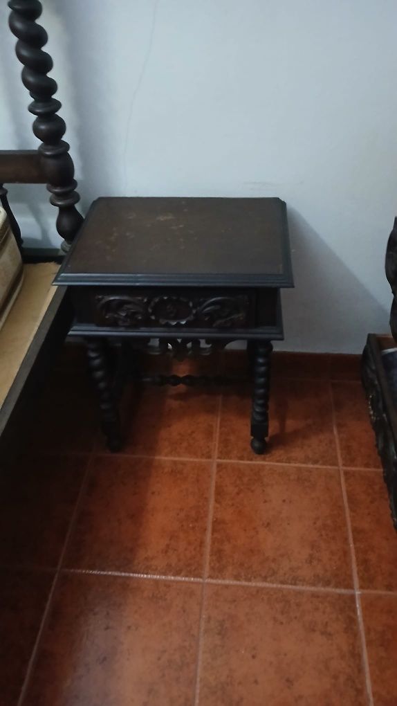Quarto usado para venda cama, duas mesas de cabeceira, cómoda, espelho