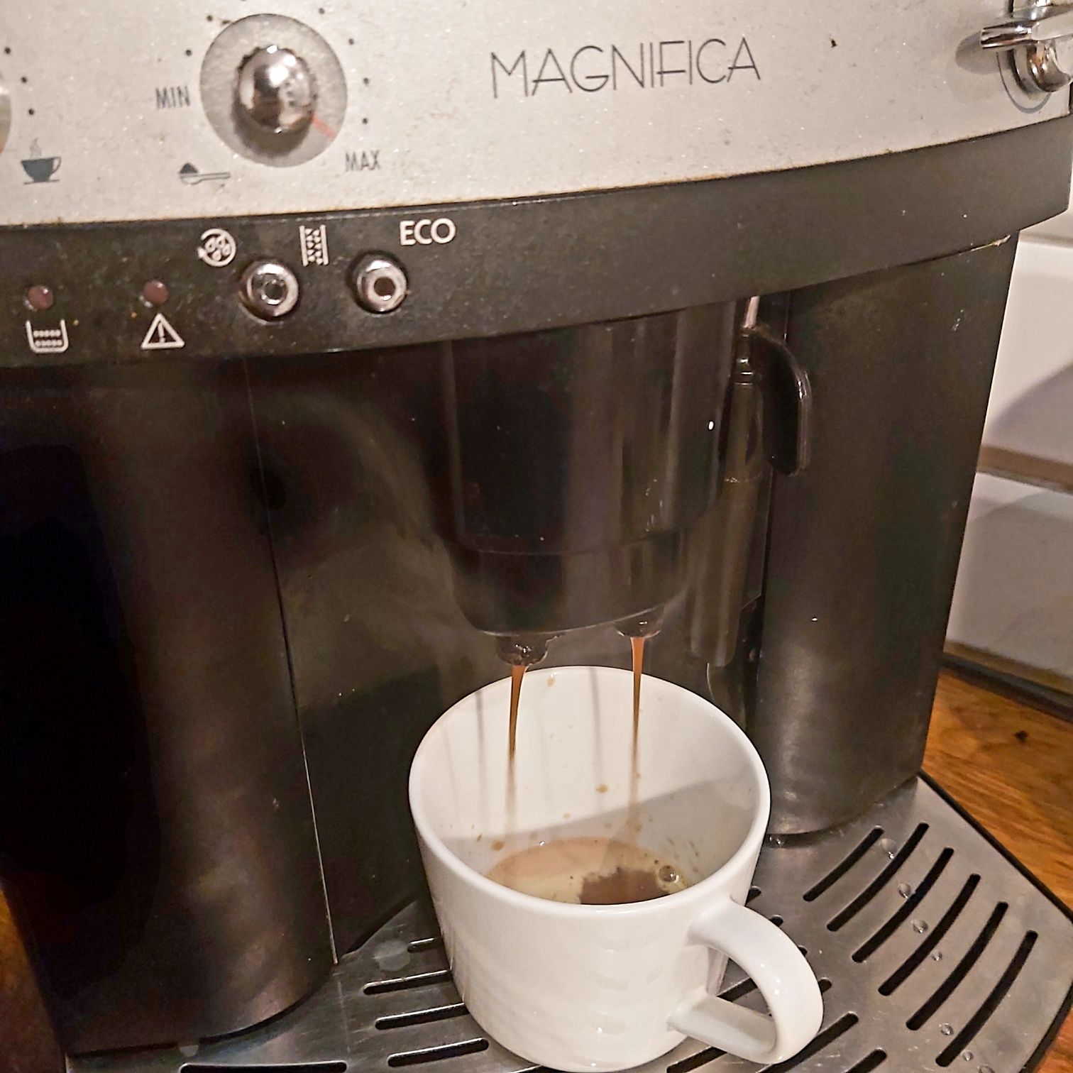 Ekspres ciśnieniowy DeLonghi Magnifica