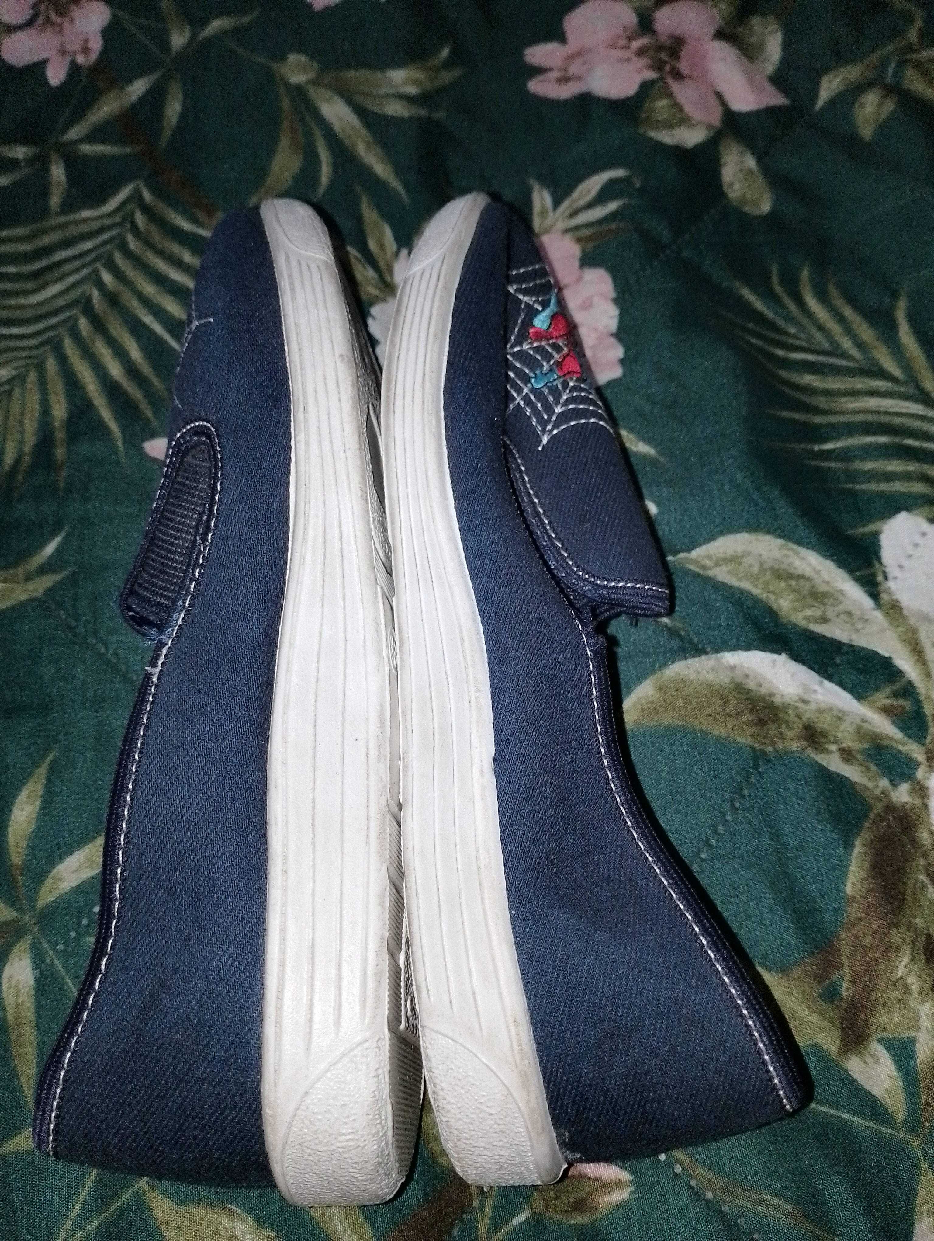 Buty/kapcie dziecięce r. 33