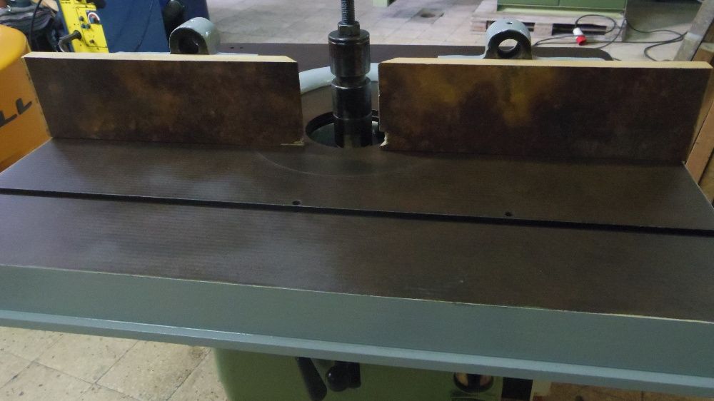 Tupia com mesa inclinável - carpintaria