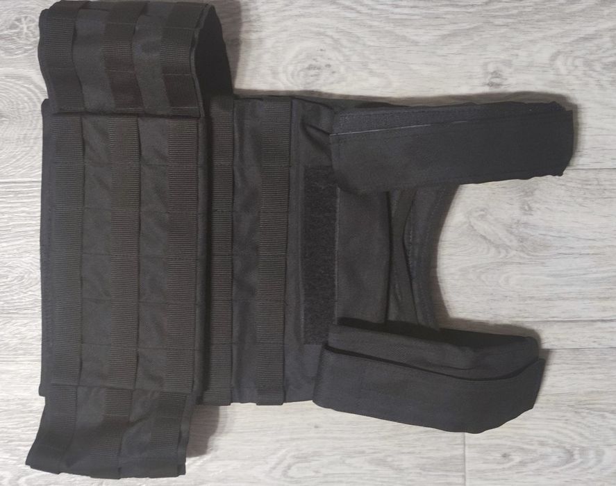 Плитоноска чорного кольору