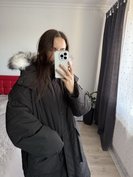 Жіночий пуховик бренду DKNY