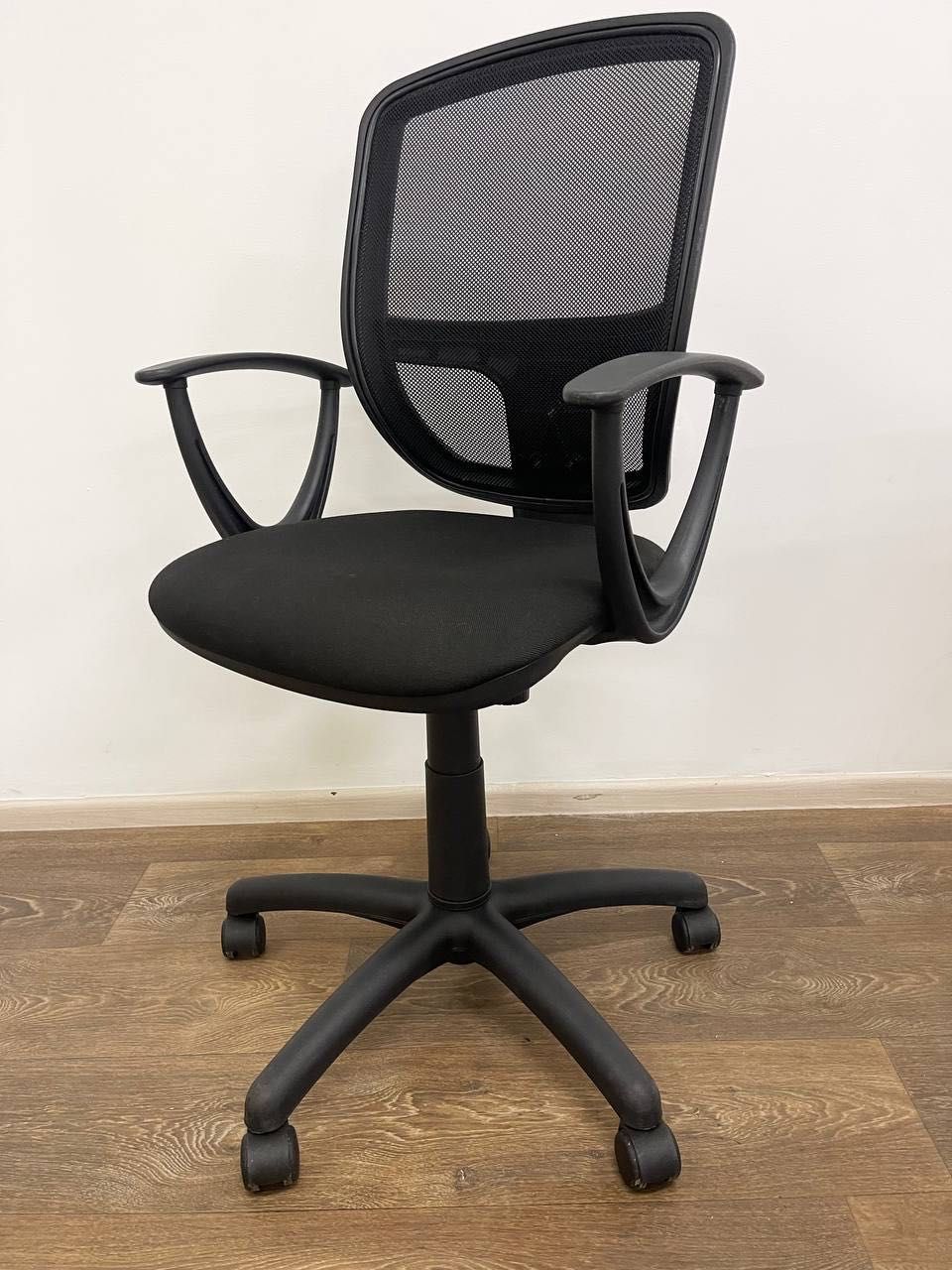 ЛІКВІДАЦІЯ складу офісної меблі стільці крісла стулья кресла