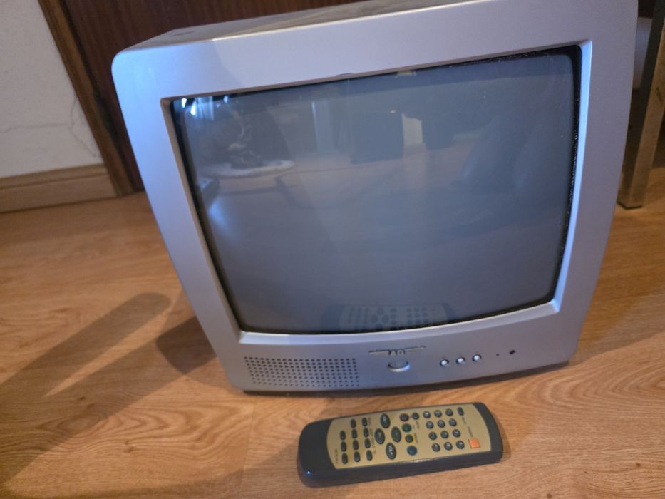 Vendo 3 televisões a funcionar