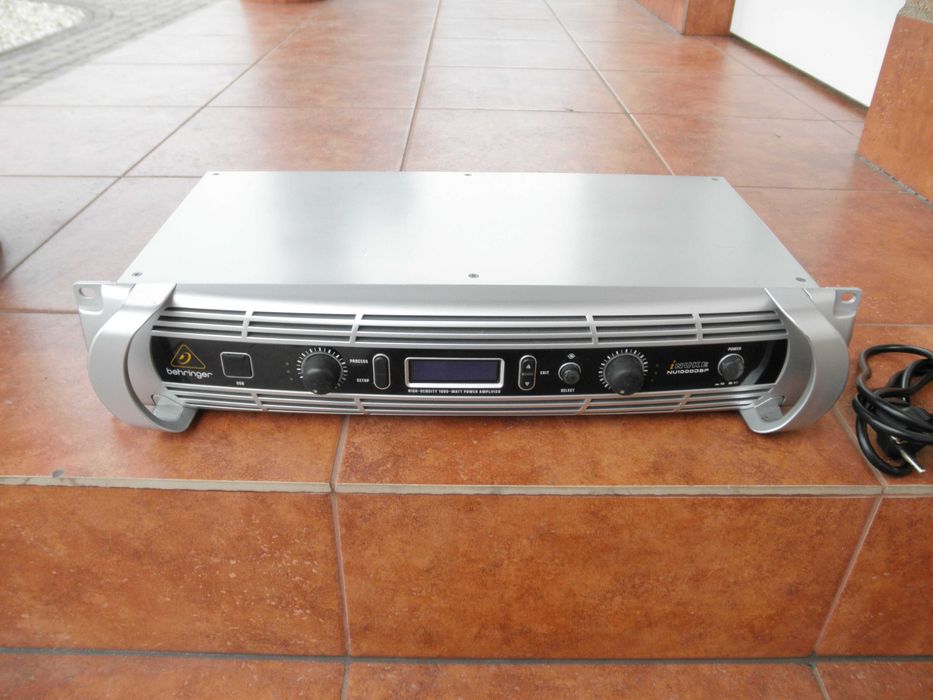Końcówka mocy BEHRINGER INUKE NU 1000 DSP . Wzmacniacz 2x300 W rms .
