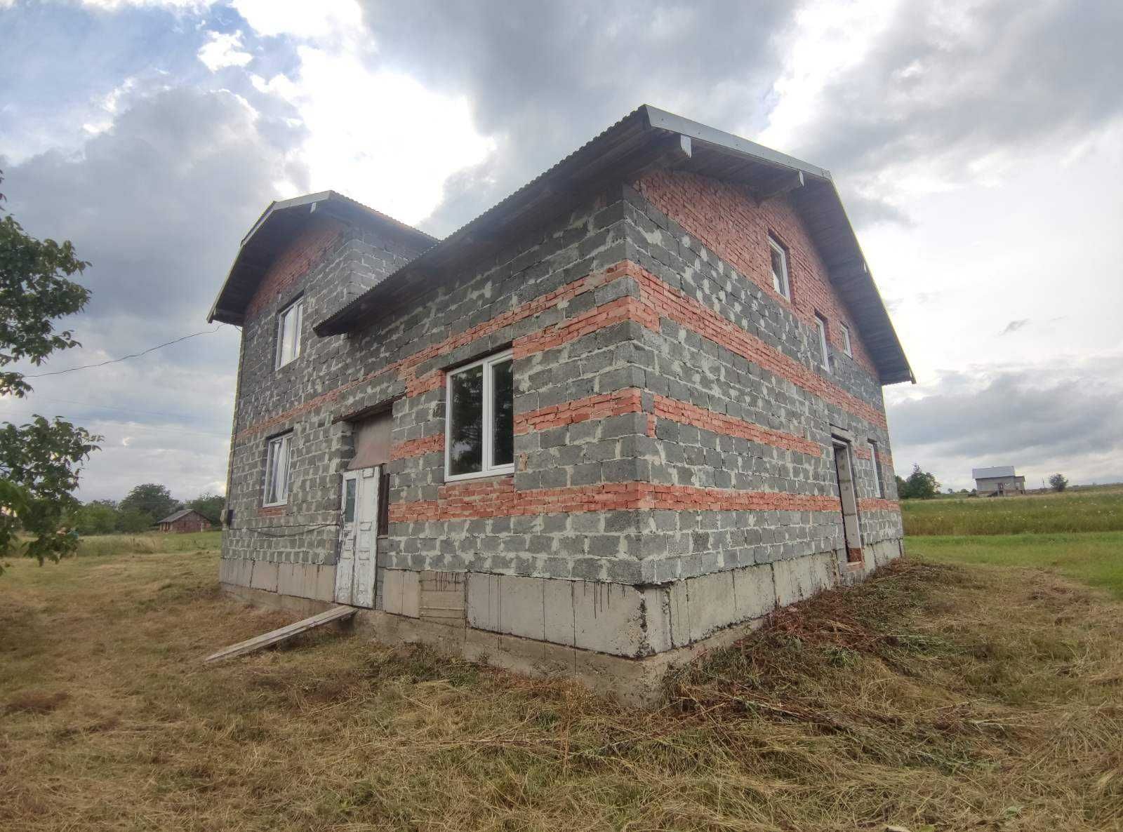 Продається незавершене будівництво  в с .Угільна 20сот.землі!