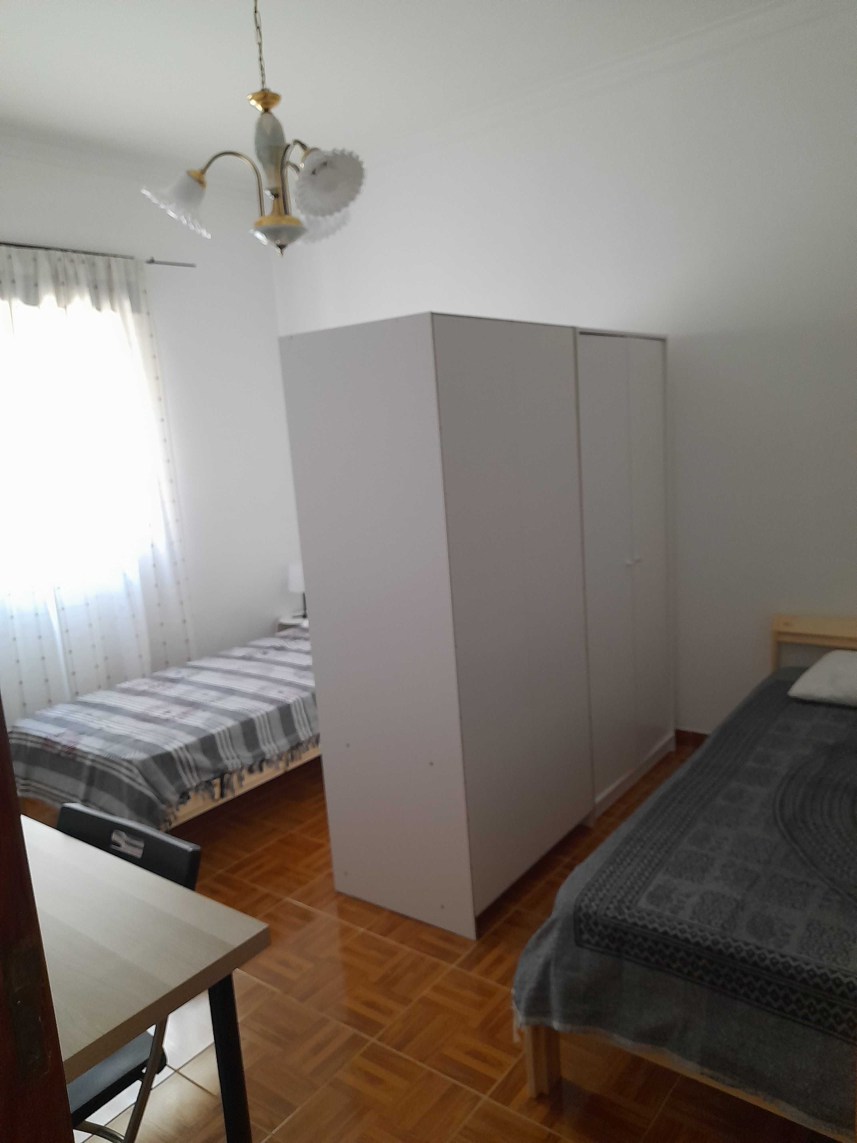 Quartos em vivenda renovada. Só raparigas estudantes e professoras.