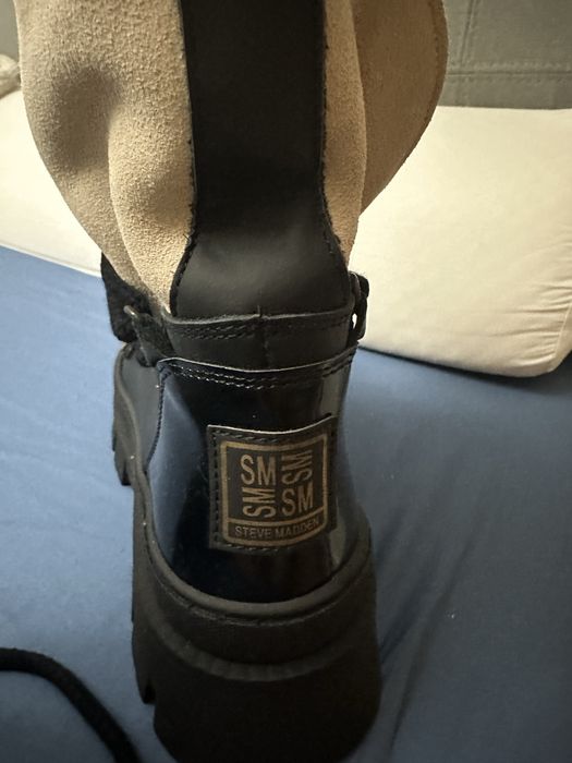 Botas completamente novas, todas forradas a pêlo, uma nuvem.