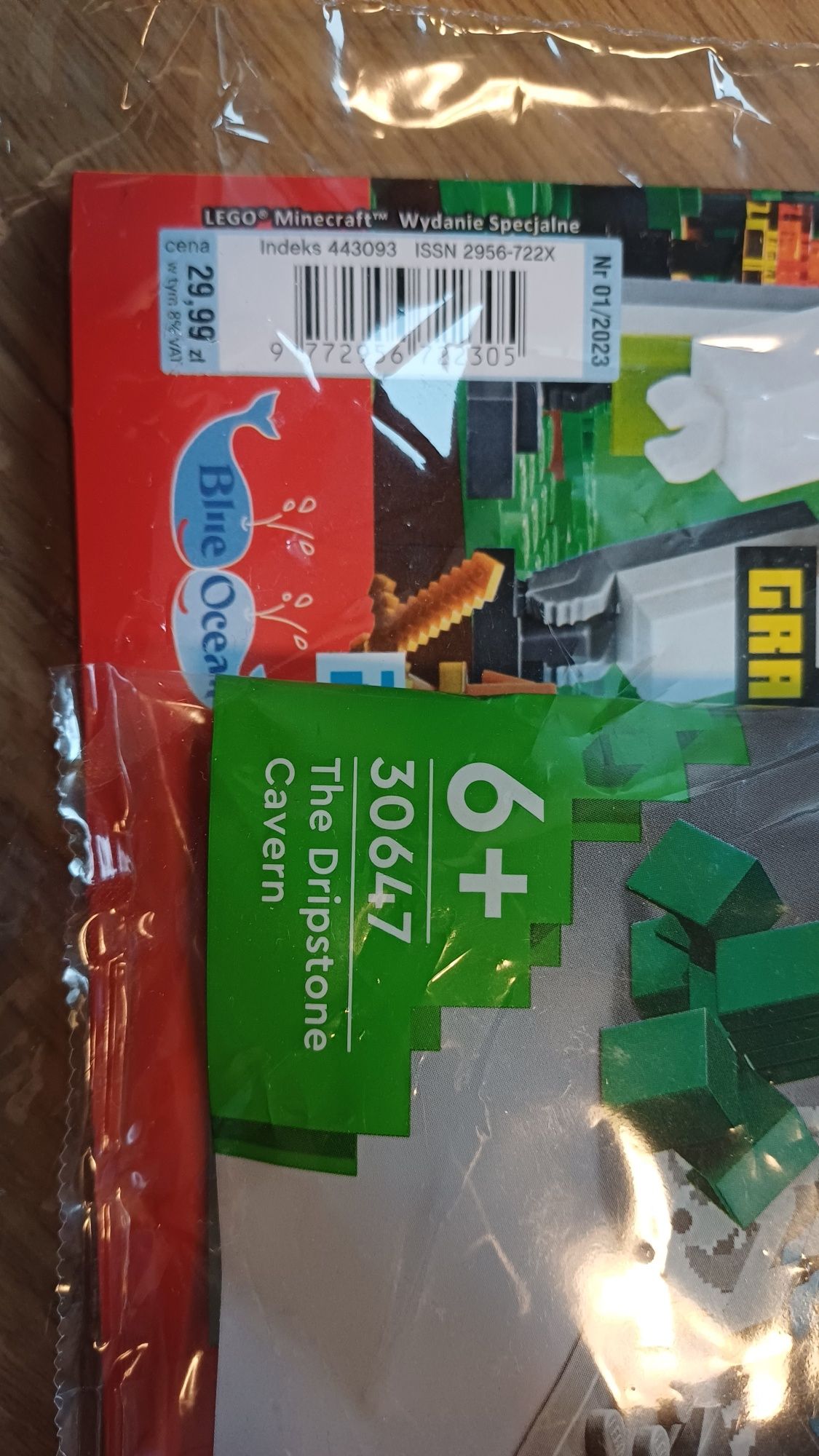 Gazeta LEGO Minecraft Plus gratis w środku opakowania.