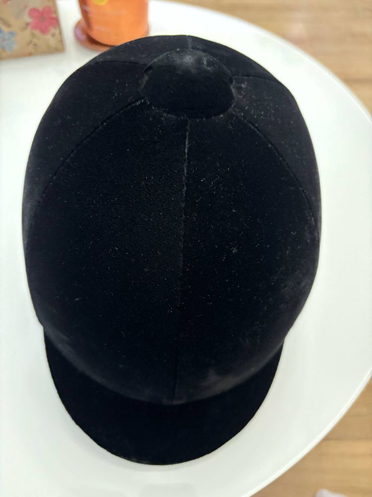 Nowy kask jeździecki toczek IRH, welurowy, rozmiar 54 cm (6 5/8)