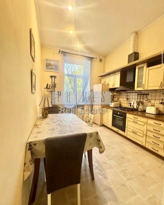 Продаж 2к квартири, вул. Хмельницького Богдана, 84, Центр