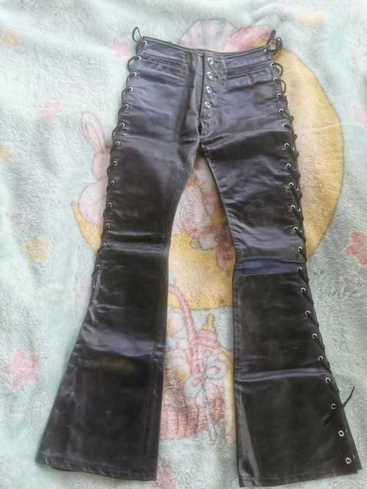 Calças com atilhos em pele