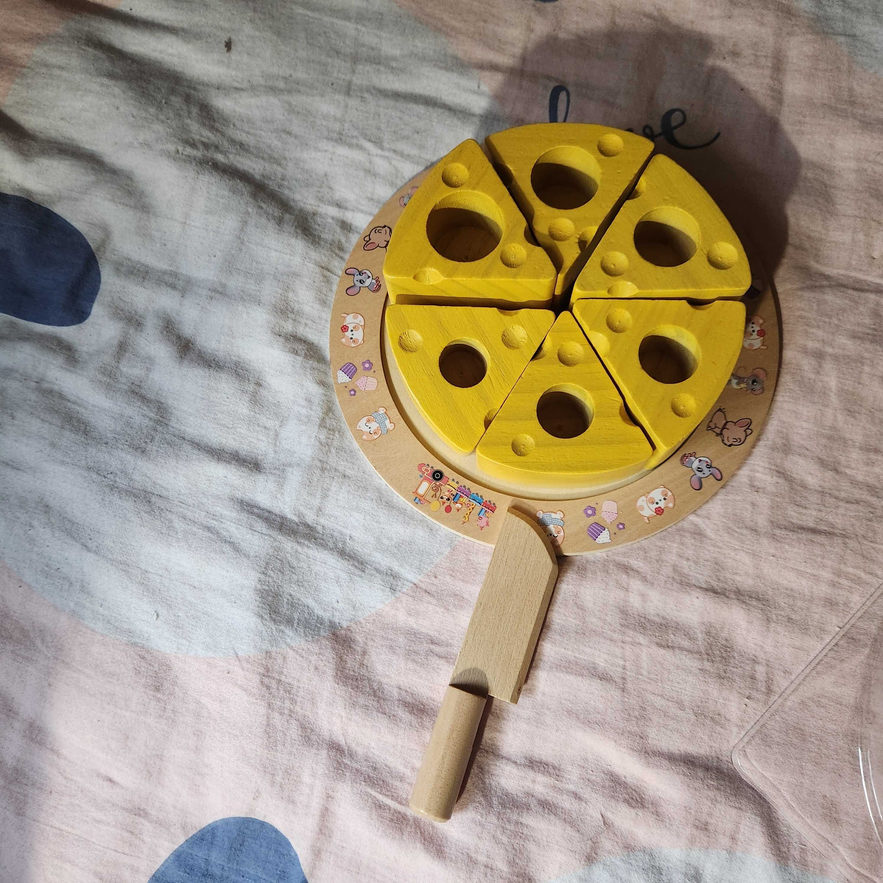 Kto ma mój ser drewniany tort z myszkami do krojenia