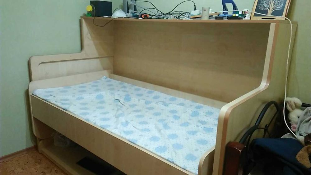 Стіл-ліжко трансформер