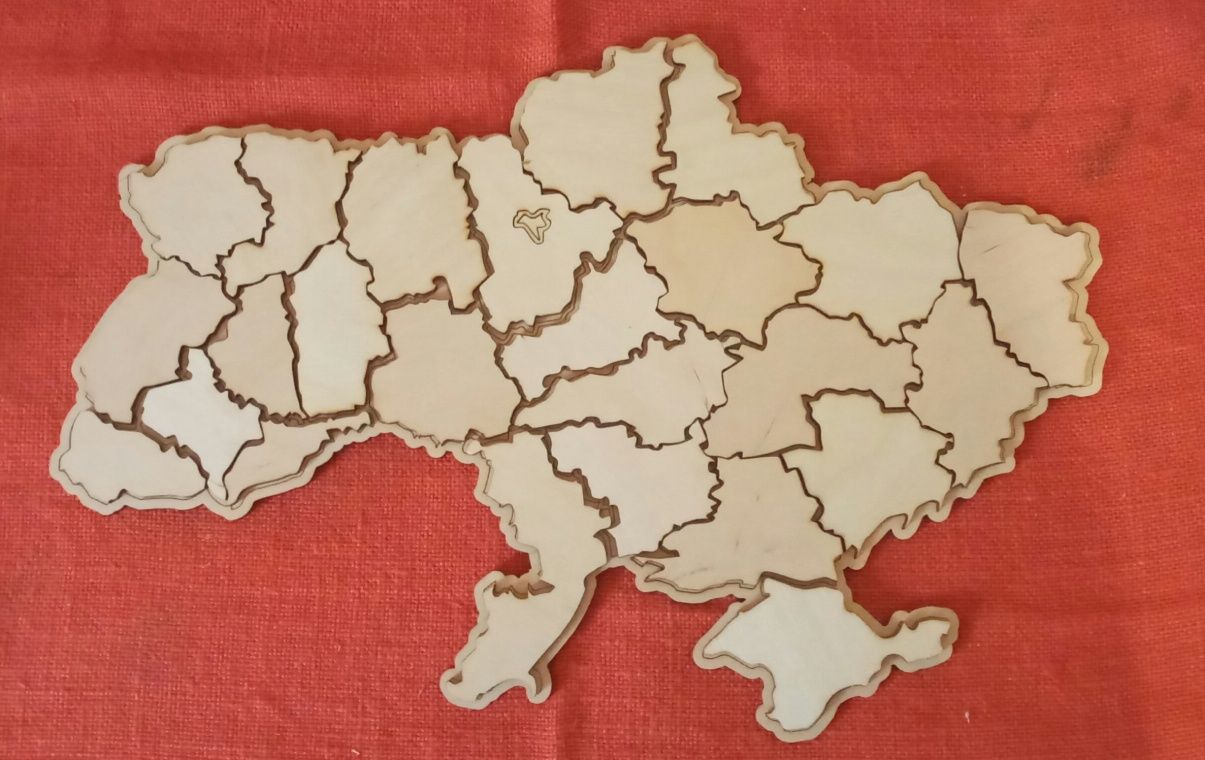 Карта Украины на деревянном полотне.