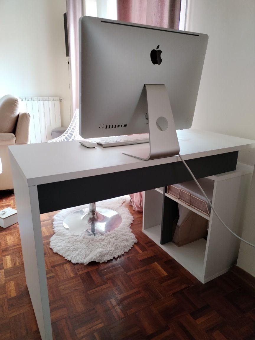 Secretaria com arrumação lateral