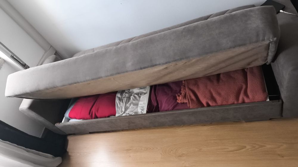 Sofá cama com espaço de arrumação