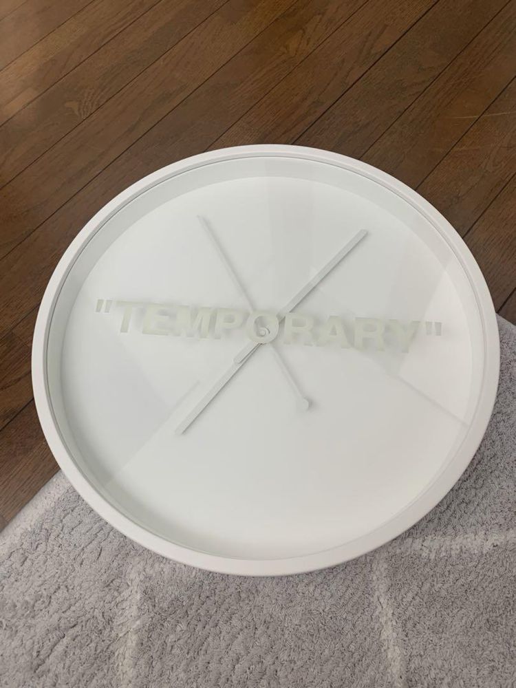 Relógio da coleção Markerad ikea x Virgil Abloh como novo