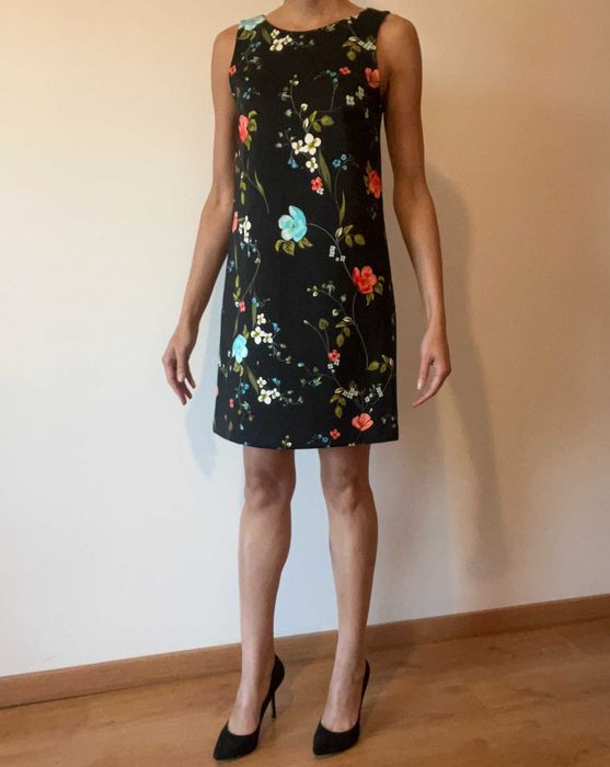 Vestido Preto com Detalhes Florais
