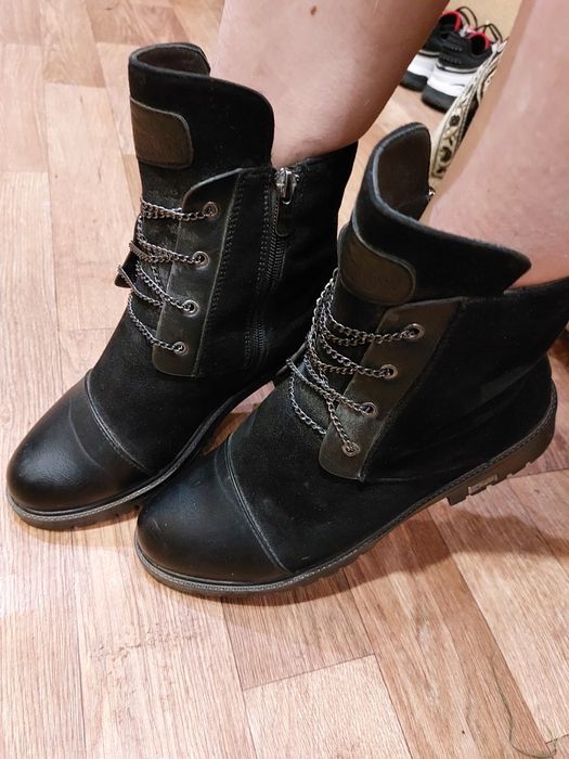 Продам полусапожки  та босоніжки жіночі