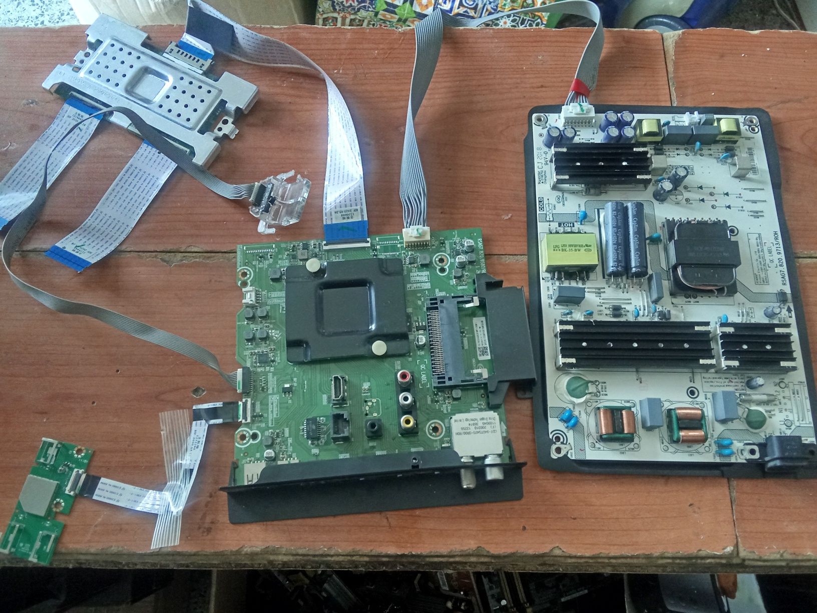 Conjunto Hisense, mainboard e fonte e acessórios - 03