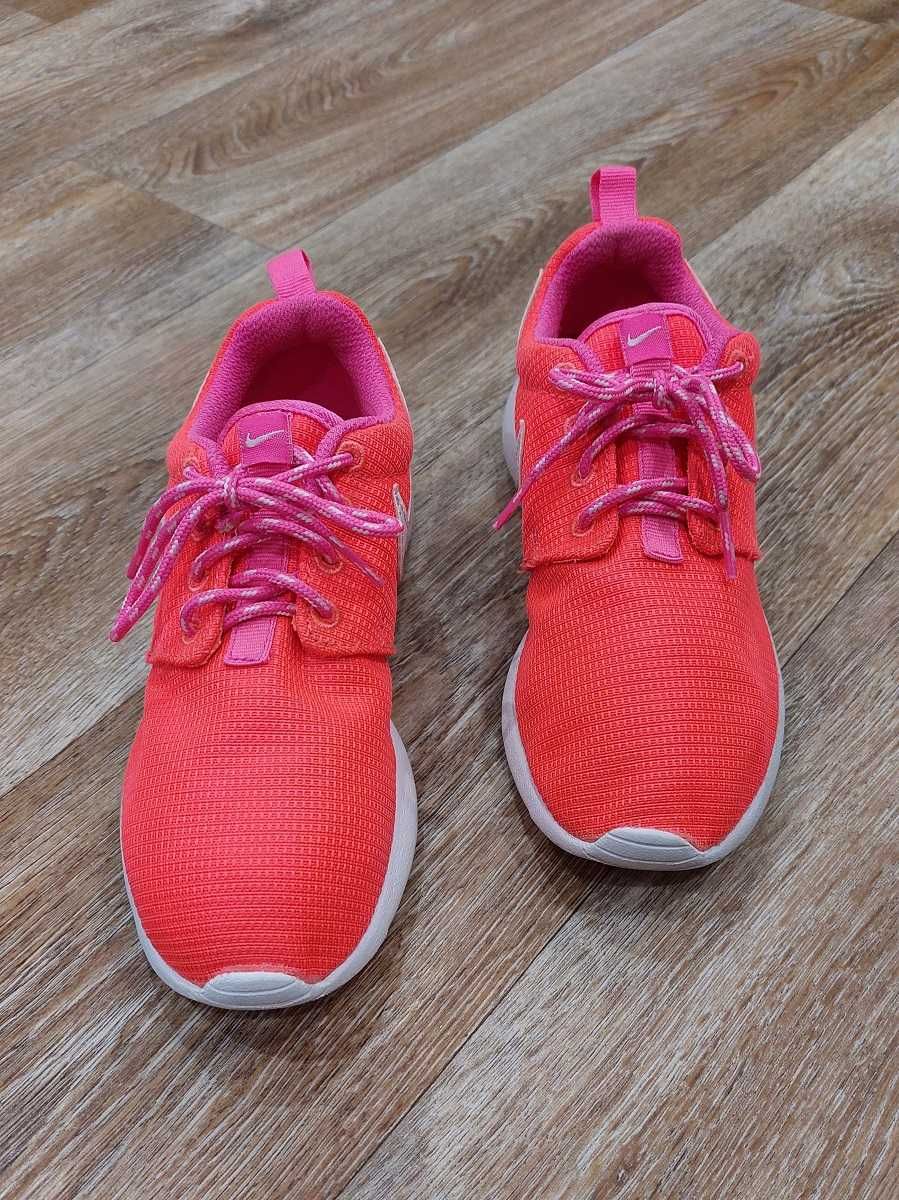 Яркие кроссовки Nike Rosherun