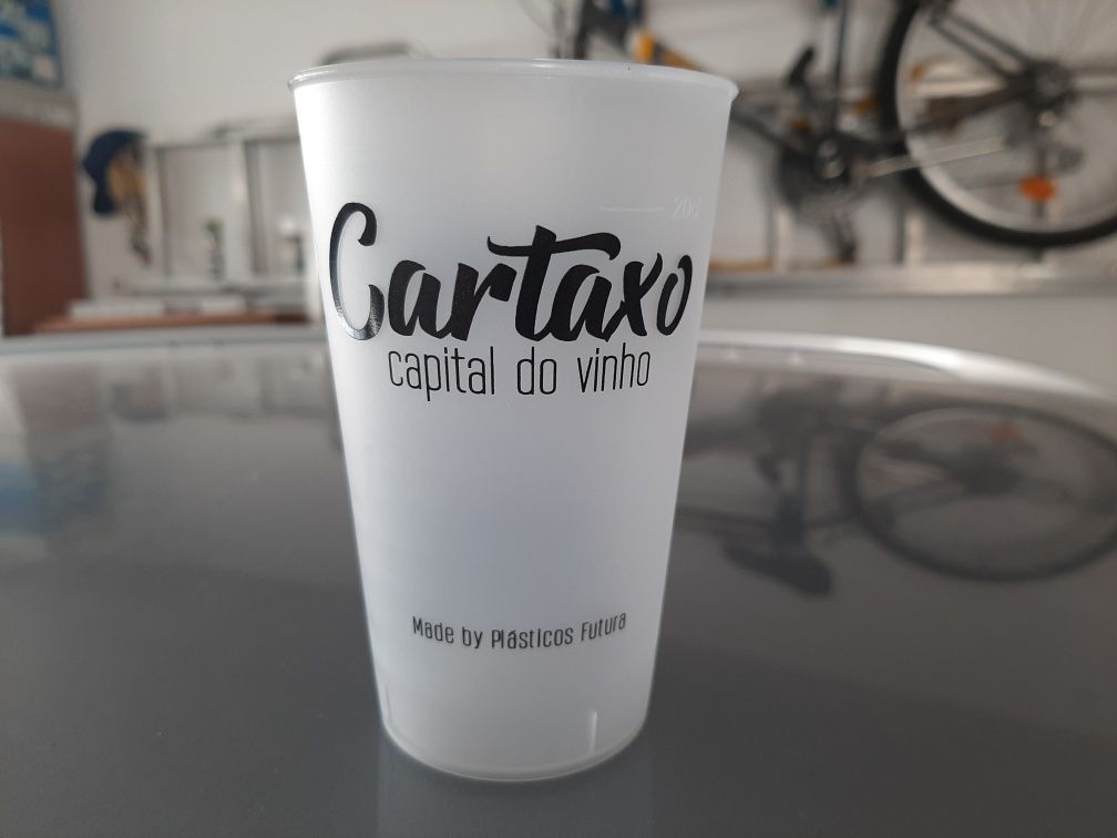 Copo martini e 3 copos antigos.2 copos Cartaxo capital vinho.