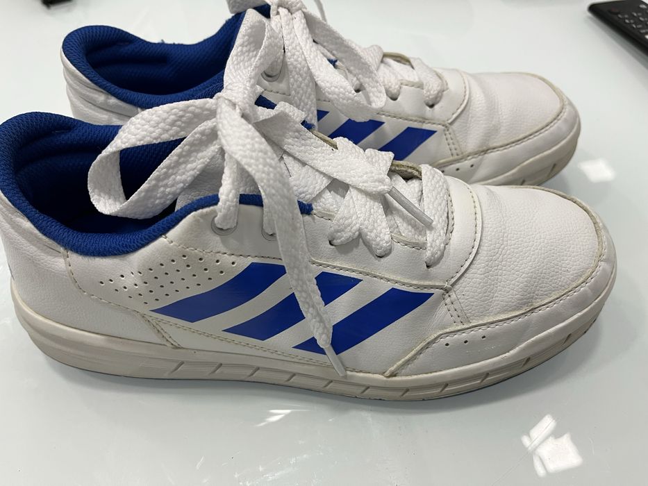 Ténis Adidas branco com três riscas azuis. 38