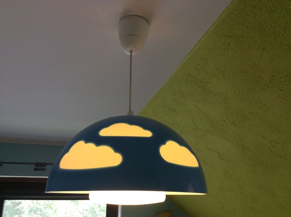 Lampa sufitowa z IKEA SKOJIG niebieska chmurka