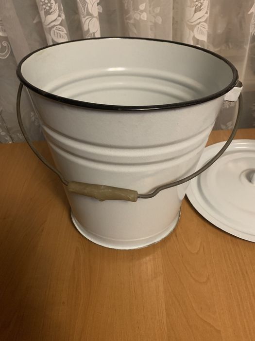 Продам ведро с крышкой объём 10л